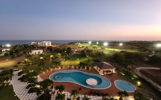 Free Golf if you Live Here! Beach Condo