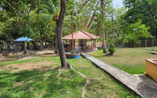 Unique House with Fenced Yard – Nueva Gorgona